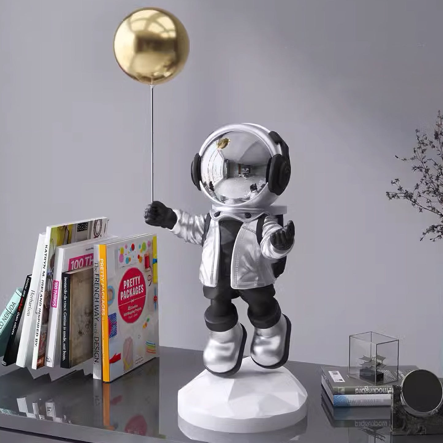 رائد فضاء يحمل بالون