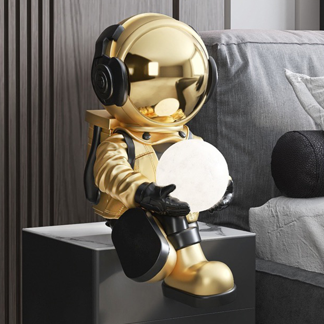 رائد فضاء يحمل قمر مضيء