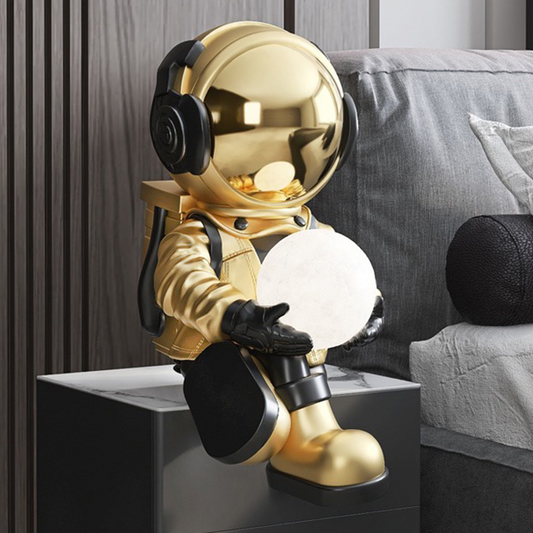 رائد فضاء يحمل قمر مضيء