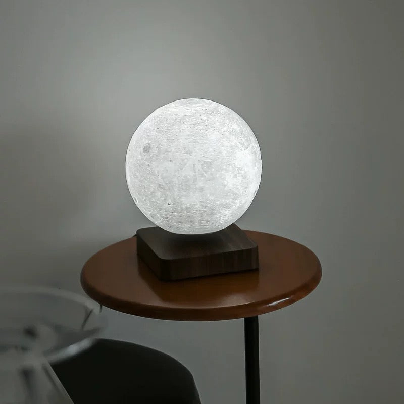 قمر مضيء عائم