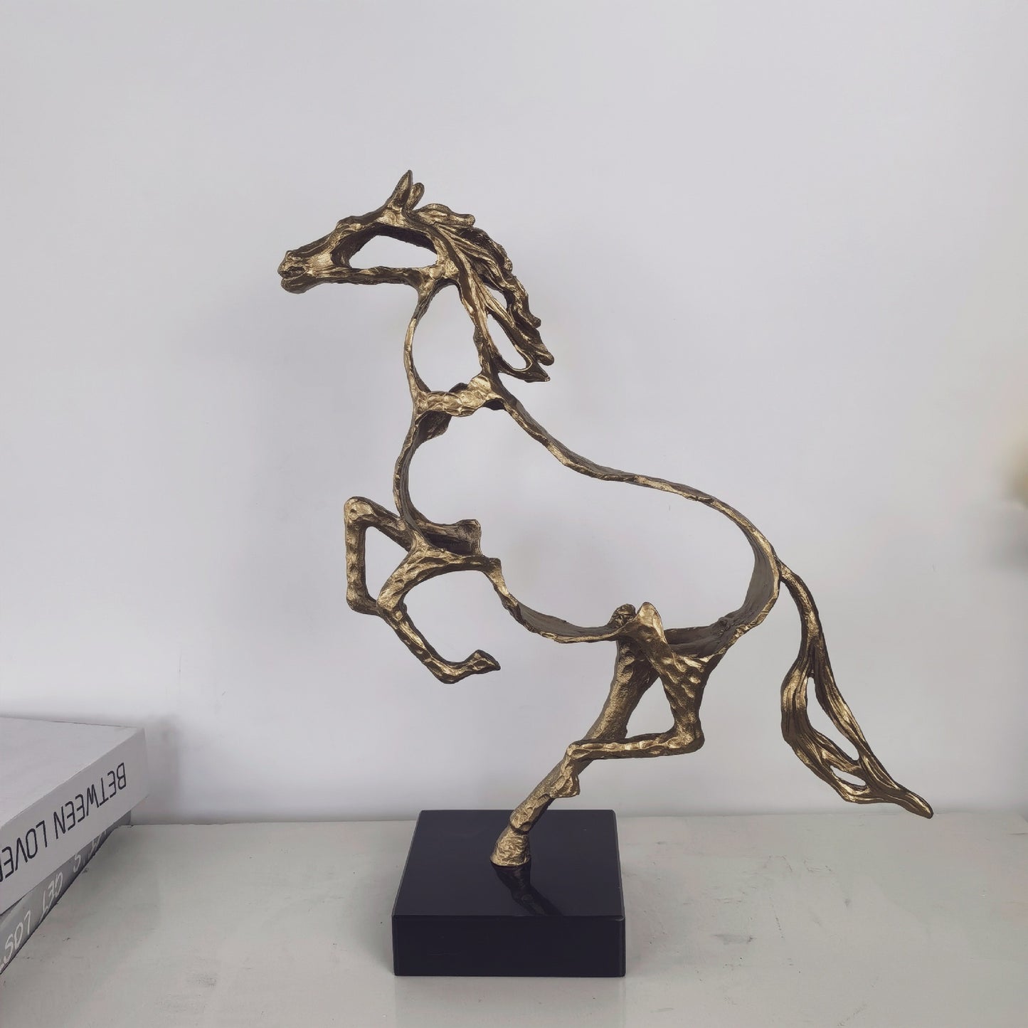 خيل نحاسي فني مفرغ