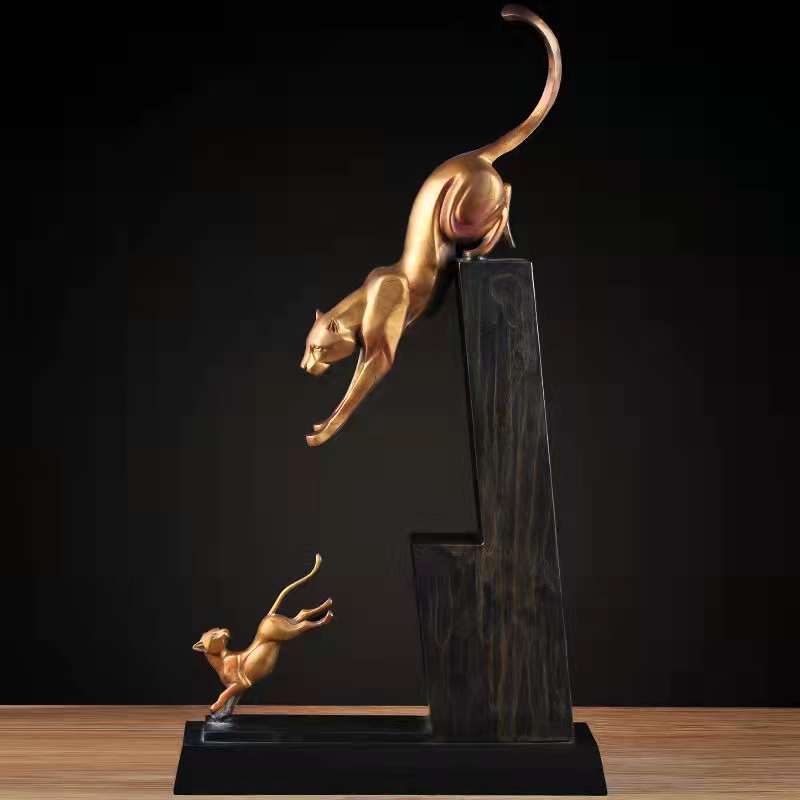 الفهد النحاسي مع صغيره