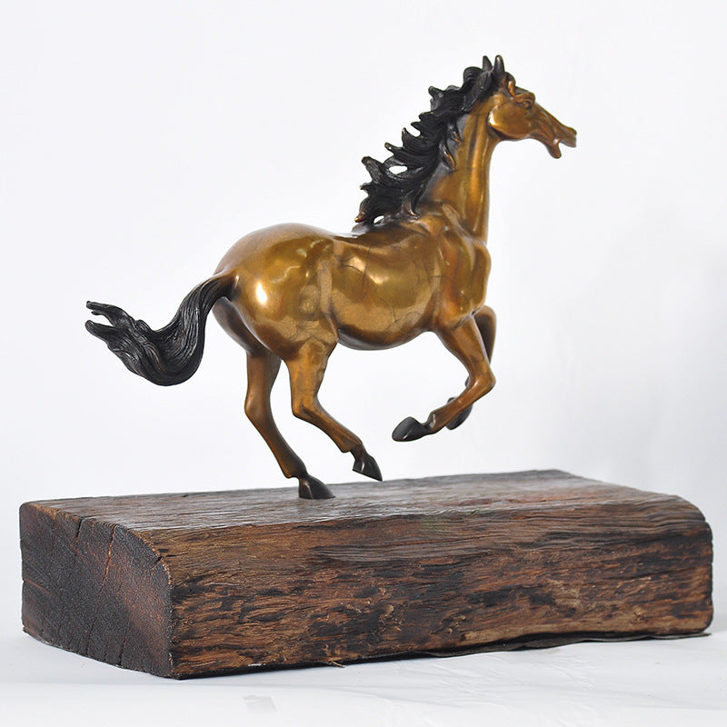 حصان نحاسي مع خشب سفينة قديم