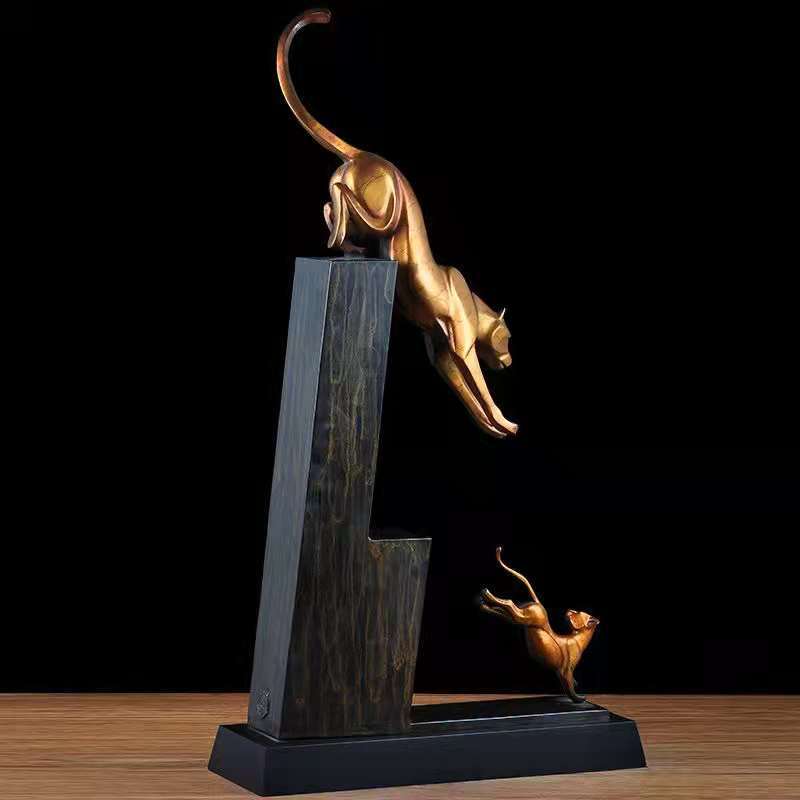 الفهد النحاسي مع صغيره