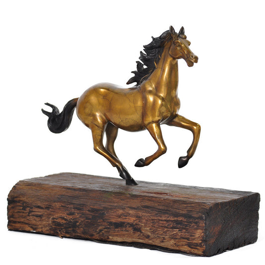 حصان نحاسي مع خشب سفينة قديم