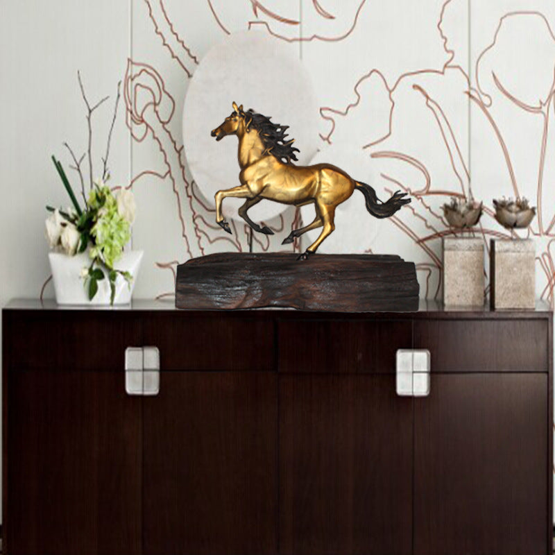 حصان نحاسي مع خشب سفينة قديم