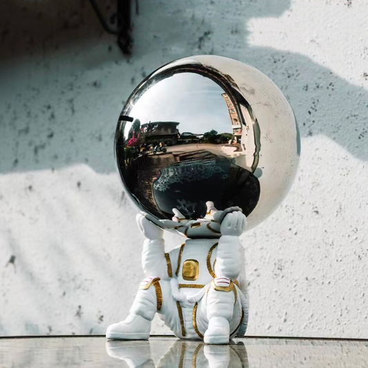 رائد فضاء برأس معدني