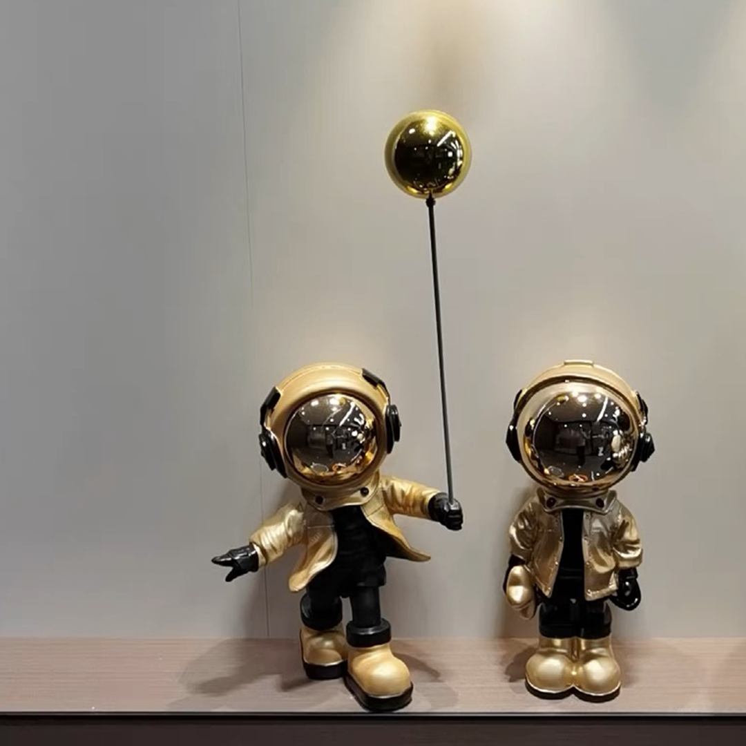 رائد فضاء يحمل بالون