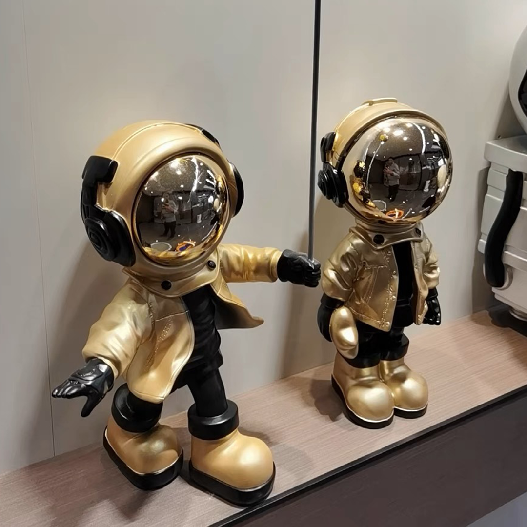 رائد فضاء يحمل بالون