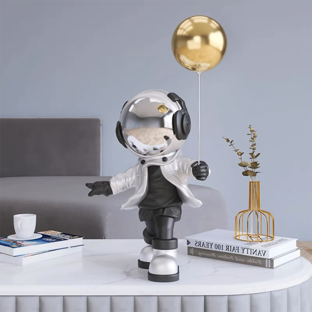 رائد فضاء يحمل بالون