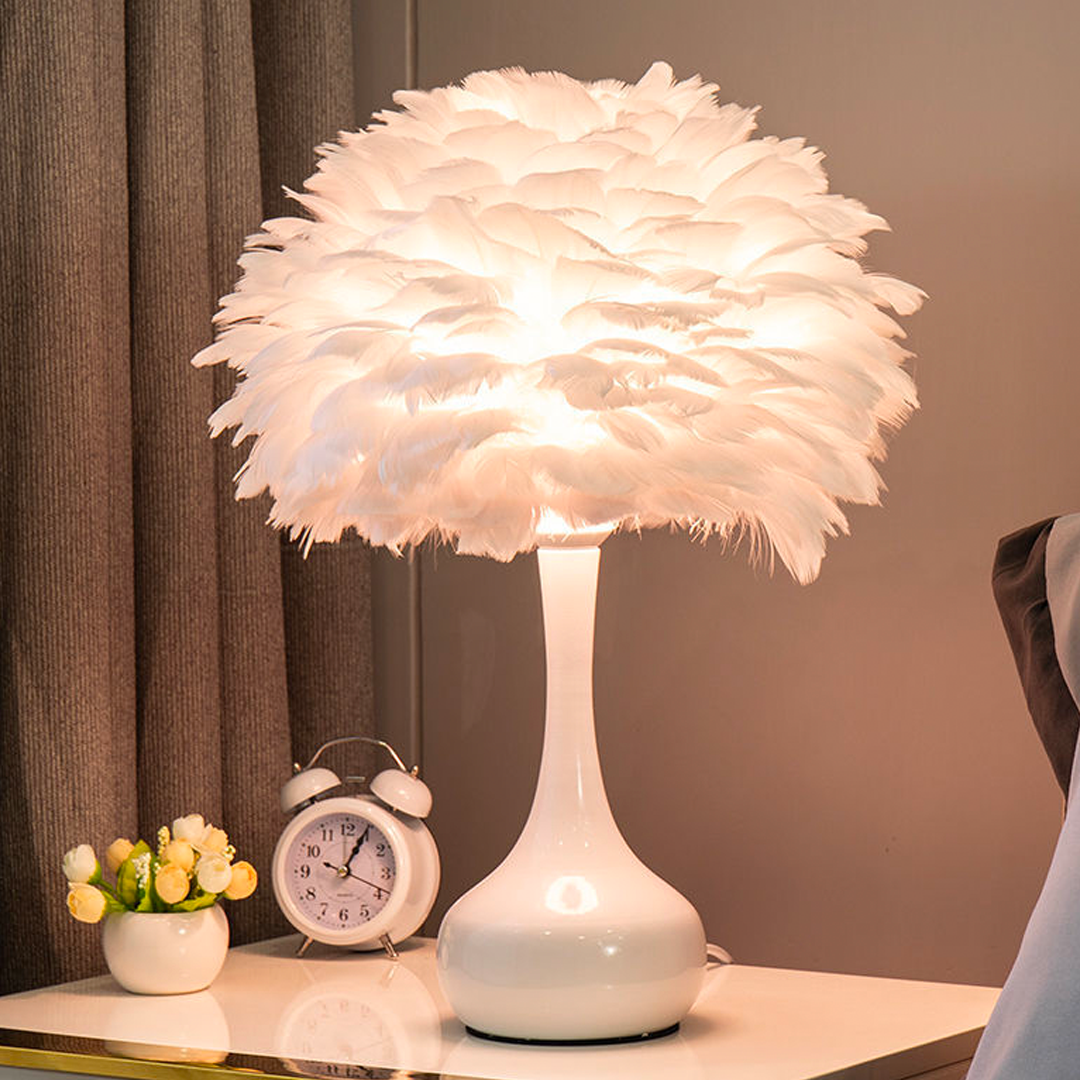 اضاءة فاخرة من الريش مع قاعدة بيضاء