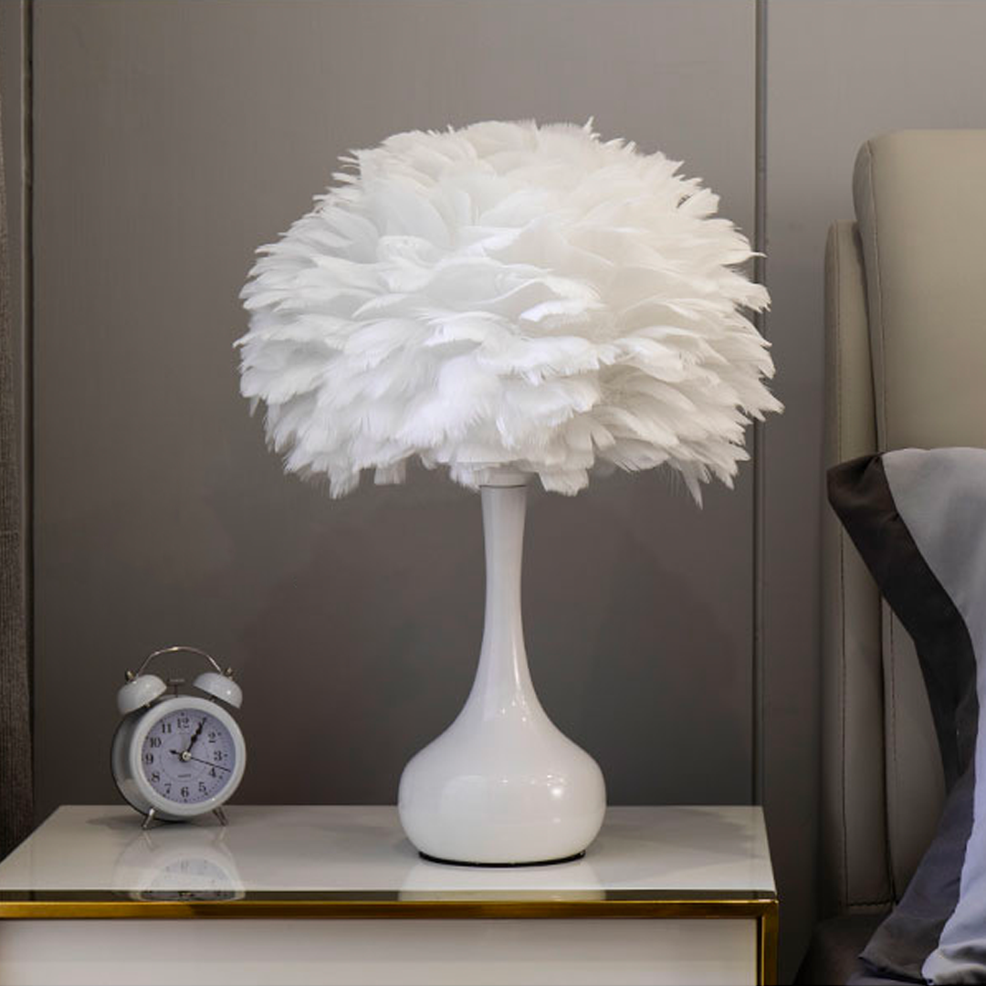 اضاءة فاخرة من الريش مع قاعدة بيضاء