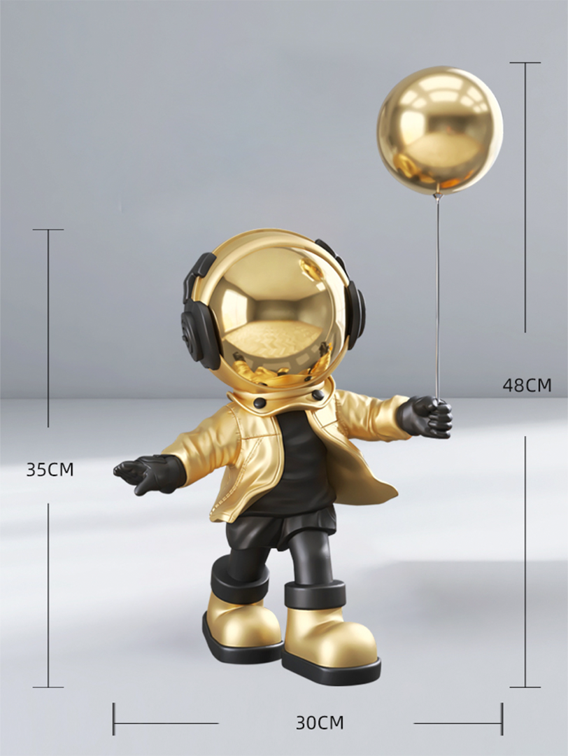 رائد فضاء يحمل بالون