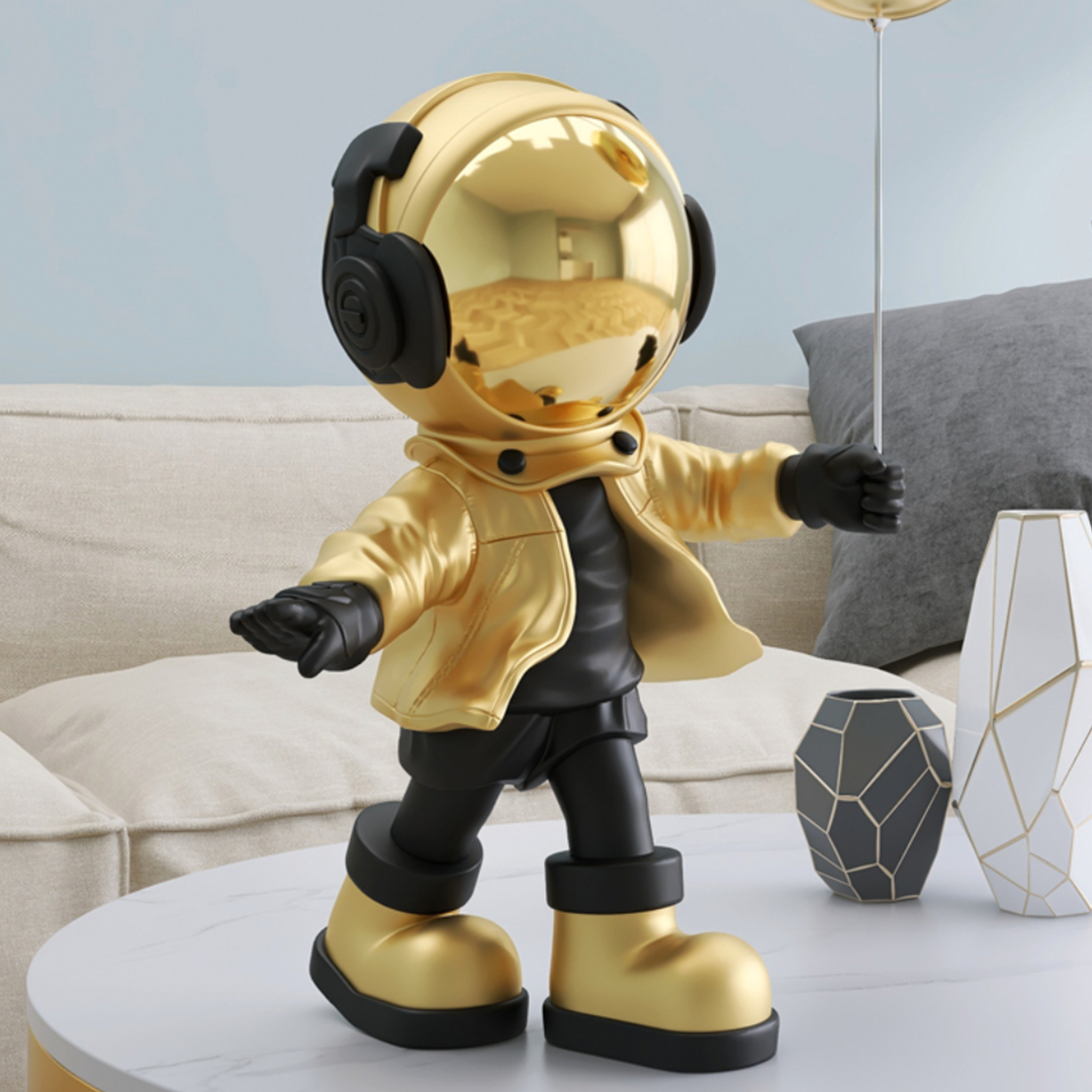 رائد فضاء يحمل بالون