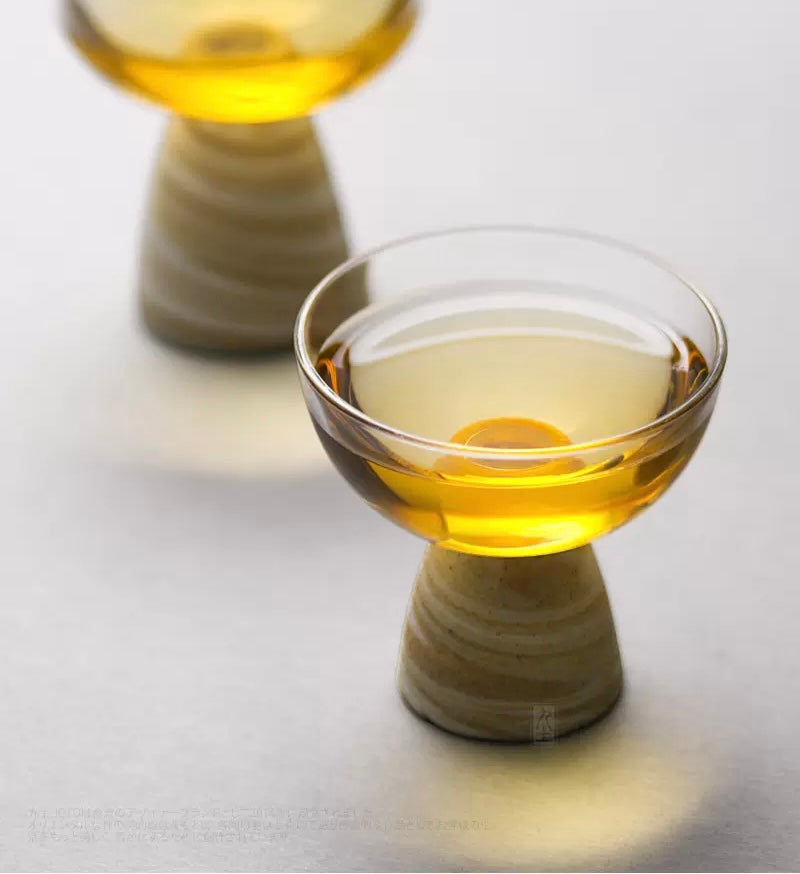 كوب القهوة بقاعدة مميزة الشكل