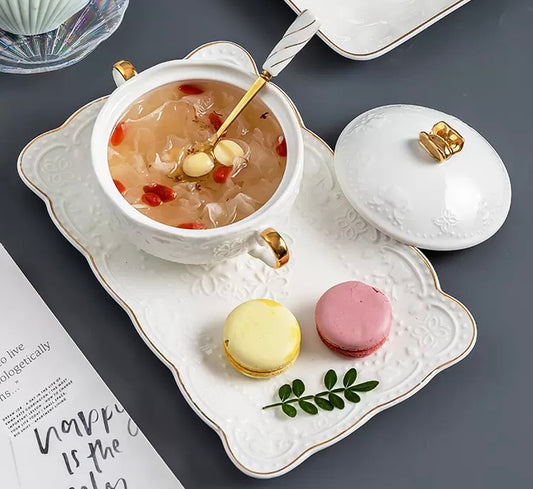 وعاء التقديم مزين