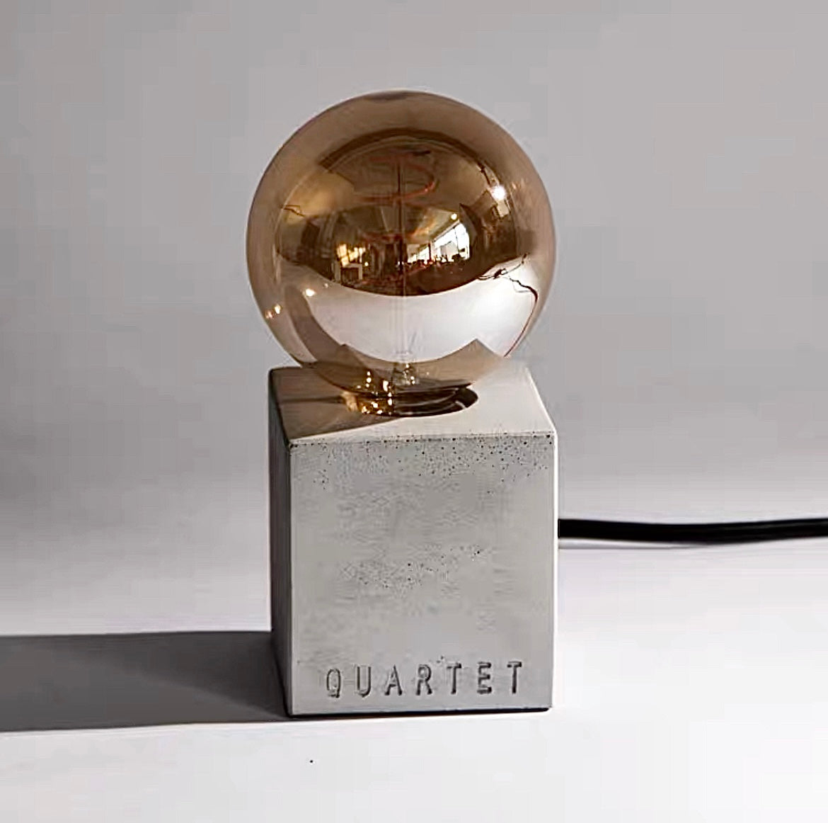 اضاءة مكتبية مع قاعدة اسمنتية