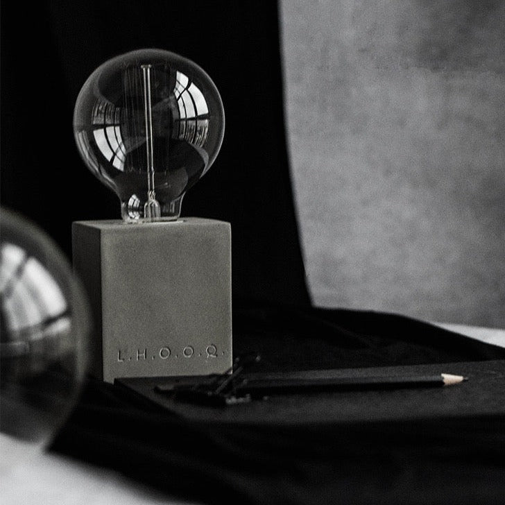 اضاءة مكتبية مع قاعدة اسمنتية