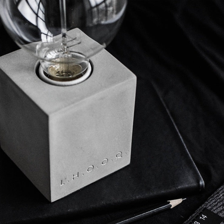 اضاءة مكتبية مع قاعدة اسمنتية