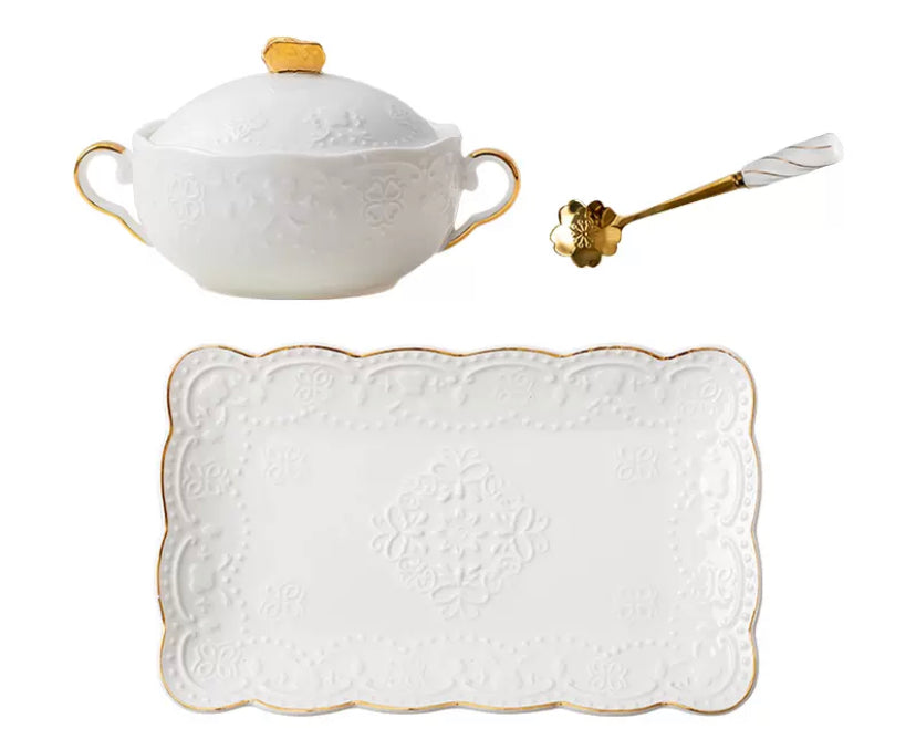 وعاء التقديم مزين