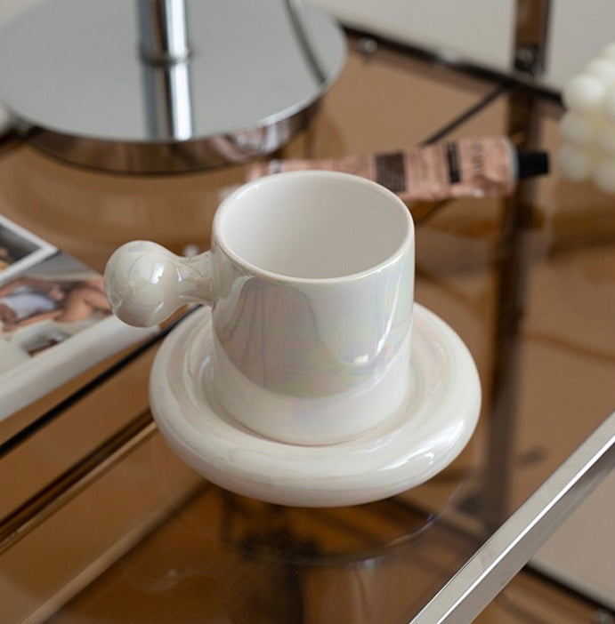 كوب قهوة بمسكه على شكل كره