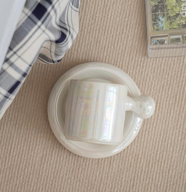 كوب قهوة بمسكه على شكل كره