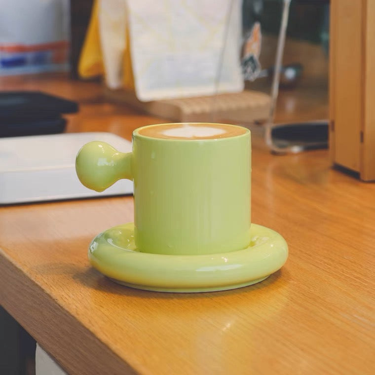 كوب قهوة بمسكه على شكل كره