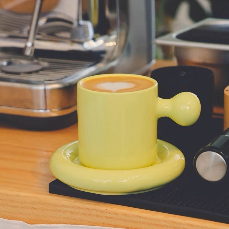 كوب قهوة بمسكه على شكل كره