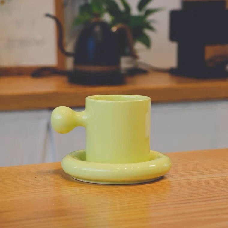 كوب قهوة بمسكه على شكل كره