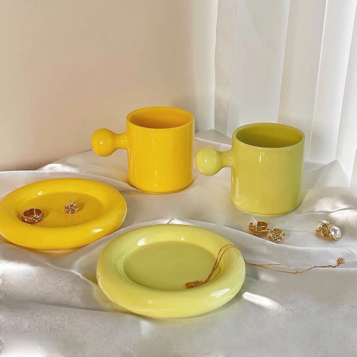 كوب قهوة بمسكه على شكل كره