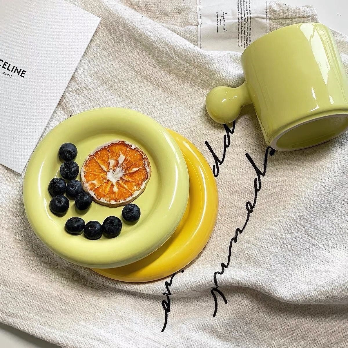 كوب قهوة بمسكه على شكل كره