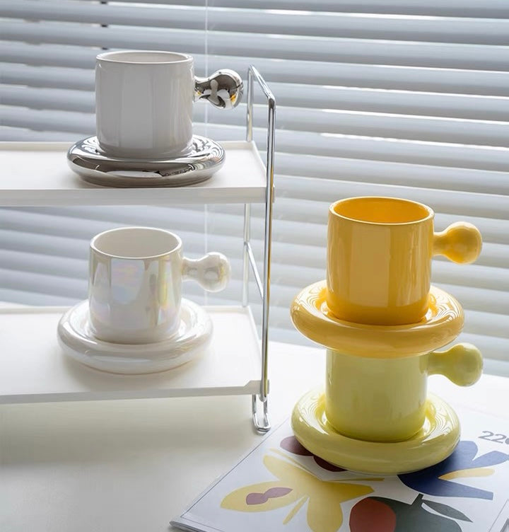 كوب قهوة بمسكه على شكل كره