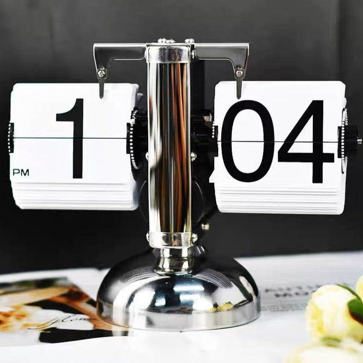 ساعة ديناميكية من الورق والمعدن