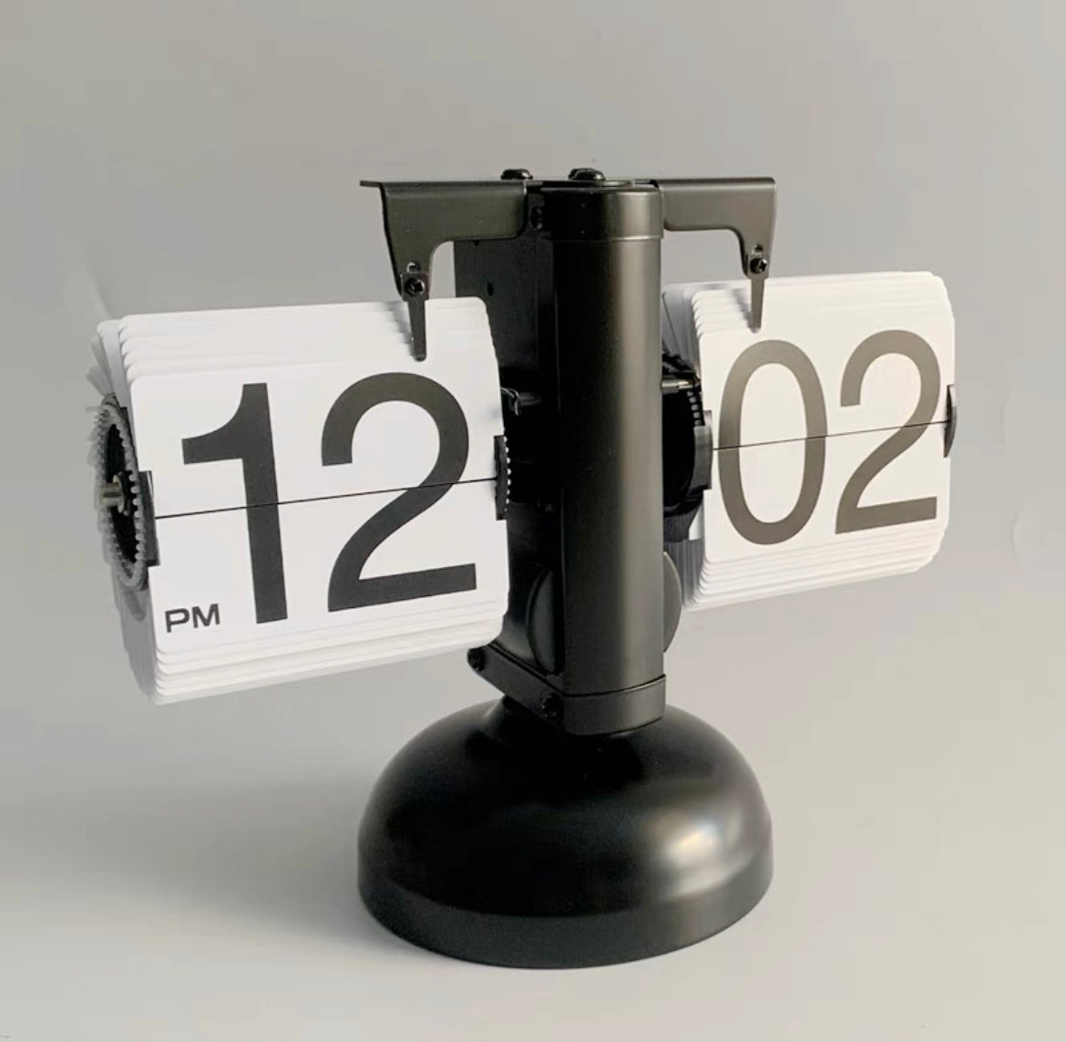 ساعة ديناميكية من الورق والمعدن