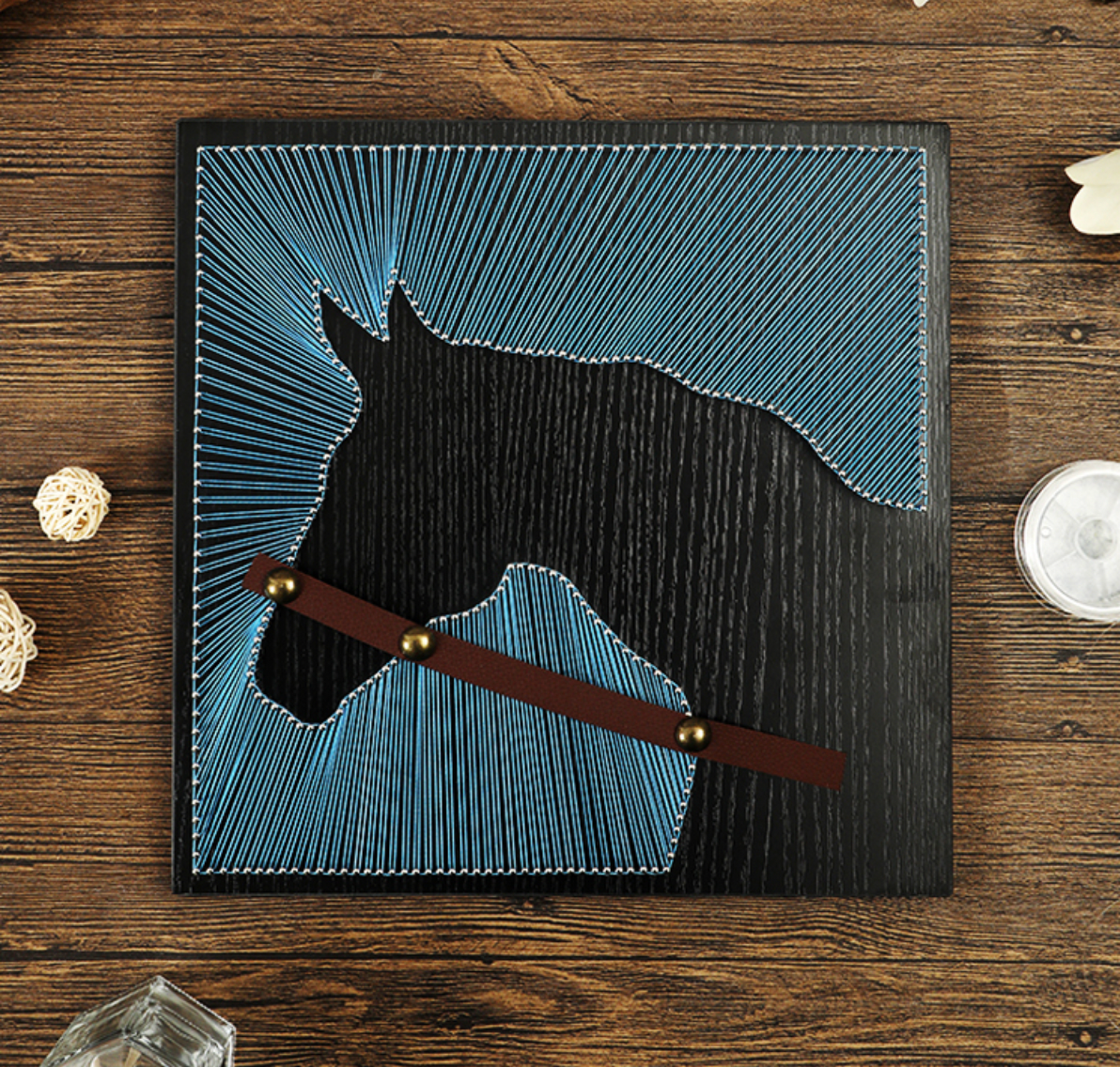 لوحة خيل مصنوعة يدويا من الخيوط والمسامير