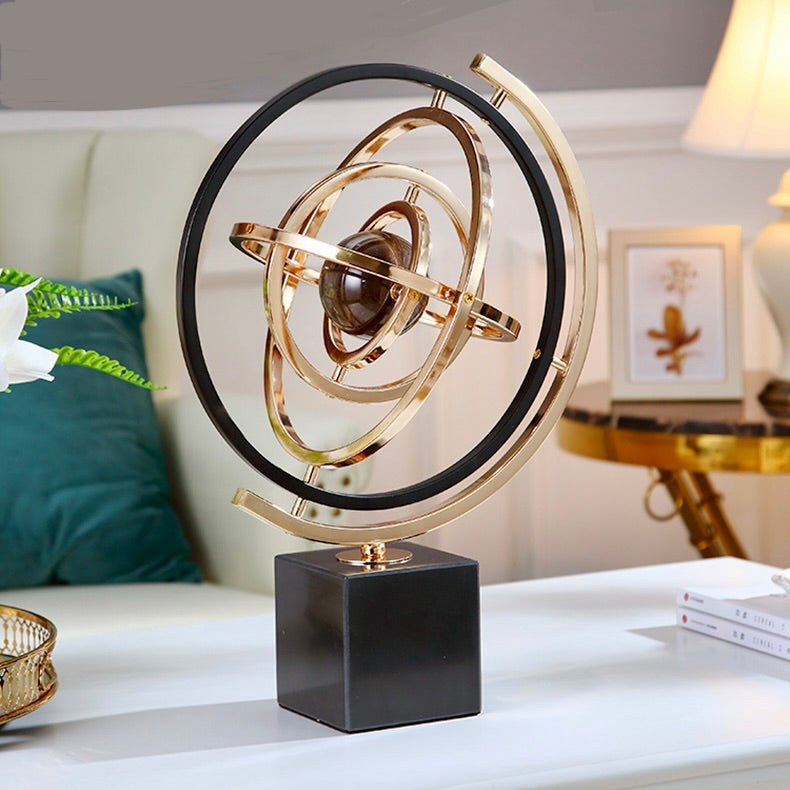 كره ارضية مع مدارات من المعدن والرخام