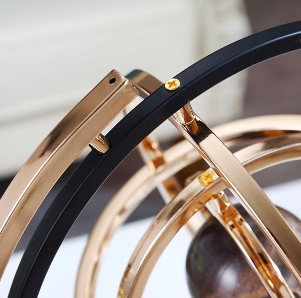 كره ارضية مع مدارات من المعدن والرخام