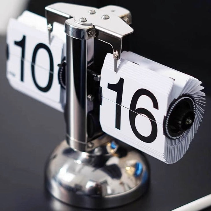 ساعة ديناميكية من الورق والمعدن