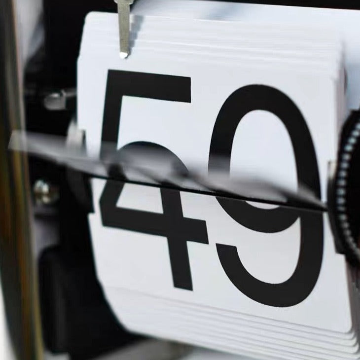 ساعة ديناميكية من الورق والمعدن