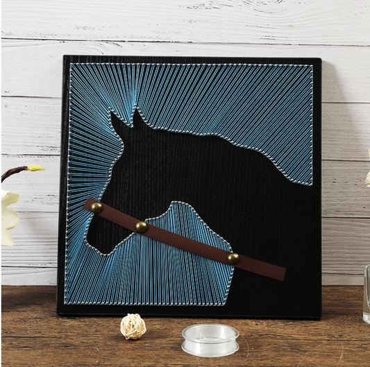 لوحة خيل مصنوعة يدويا من الخيوط والمسامير