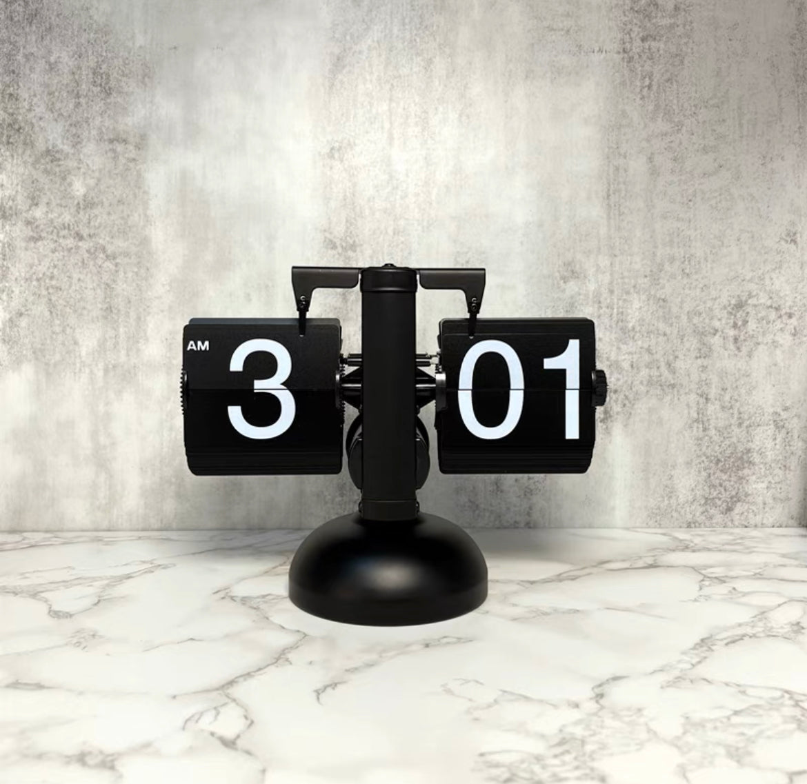 ساعة ديناميكية من الورق والمعدن