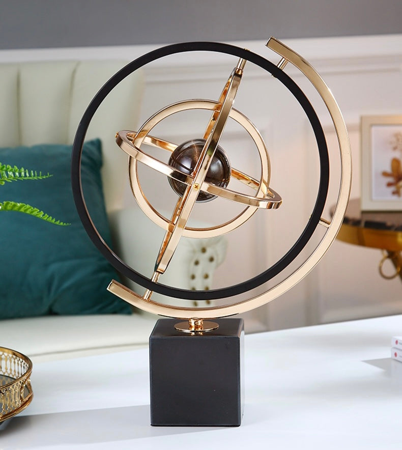 كره ارضية مع مدارات من المعدن والرخام