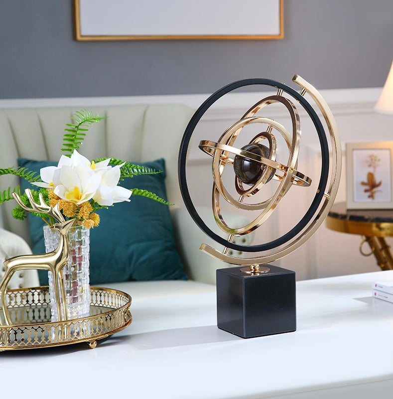 كره ارضية مع مدارات من المعدن والرخام