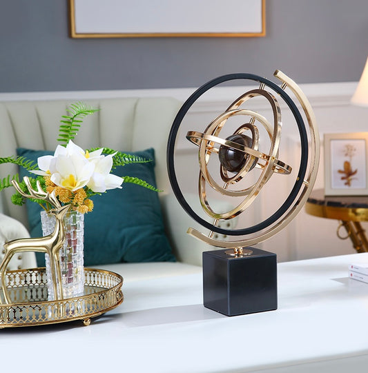 كره ارضية مع مدارات من المعدن والرخام