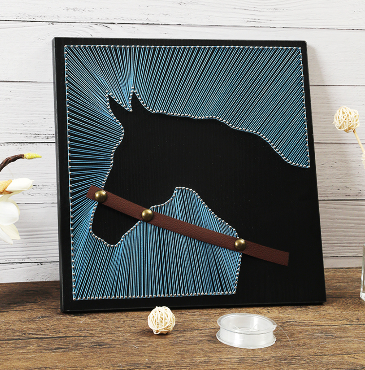 لوحة خيل مصنوعة يدويا من الخيوط والمسامير