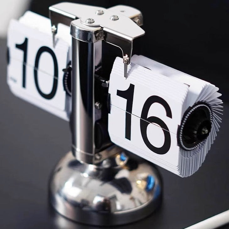 ساعة ديناميكية من الورق والمعدن