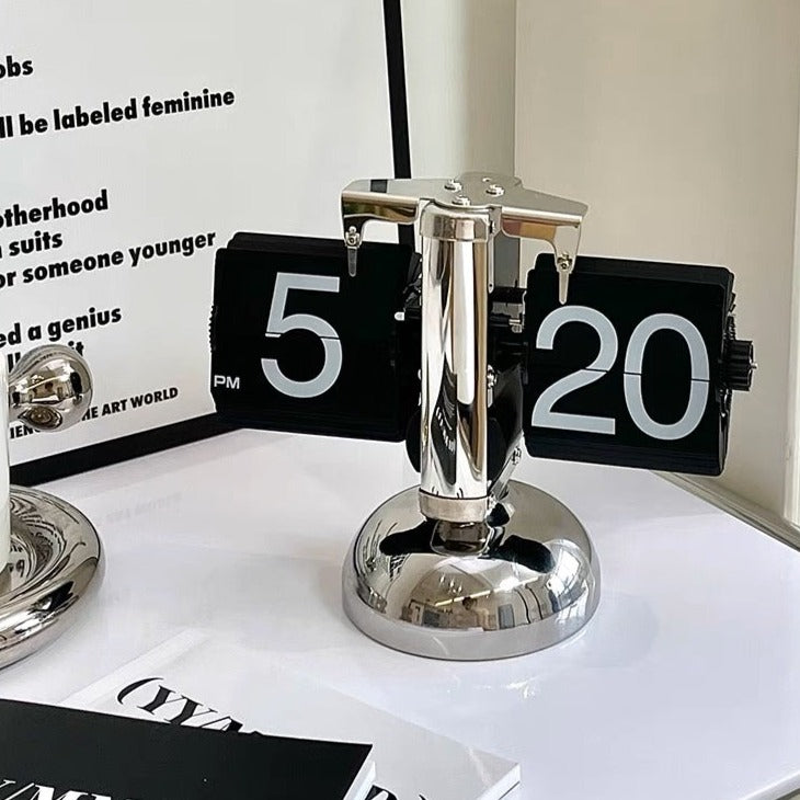 ساعة ديناميكية من الورق والمعدن