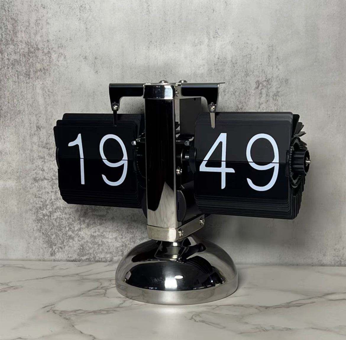 ساعة ديناميكية من الورق والمعدن