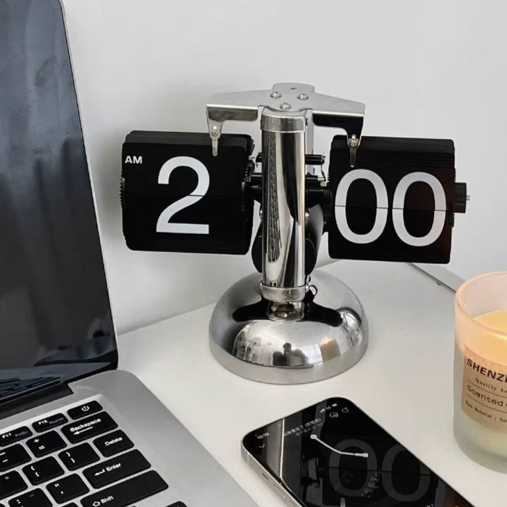 ساعة ديناميكية من الورق والمعدن