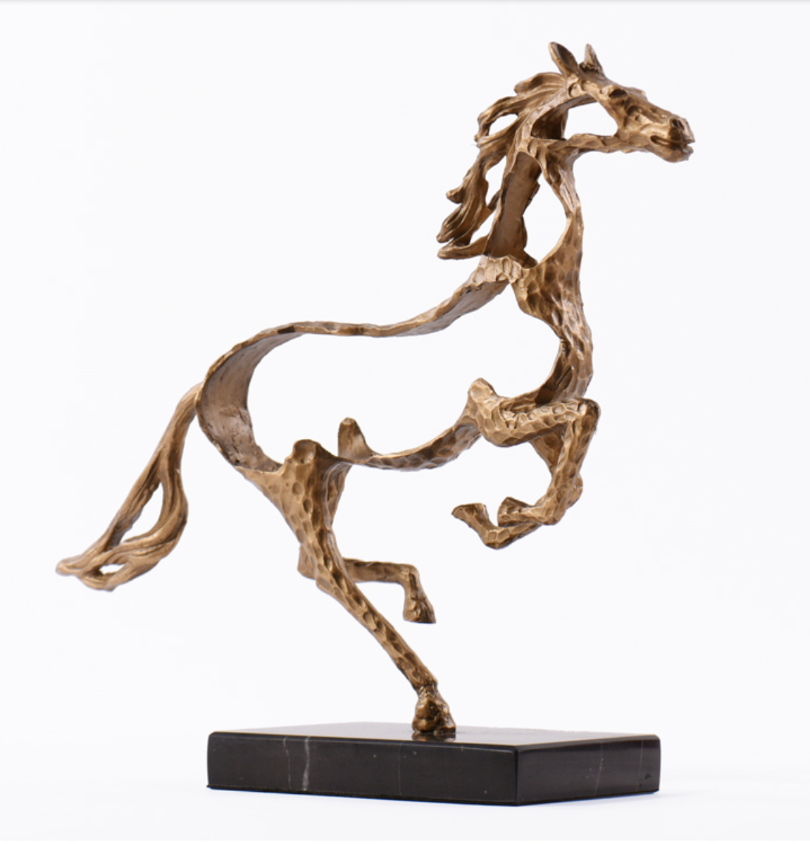 خيل نحاسي فني مفرغ